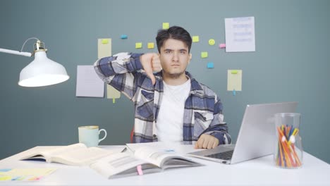 estudiante masculino mirando a la cámara con un gesto negativo y negativo.