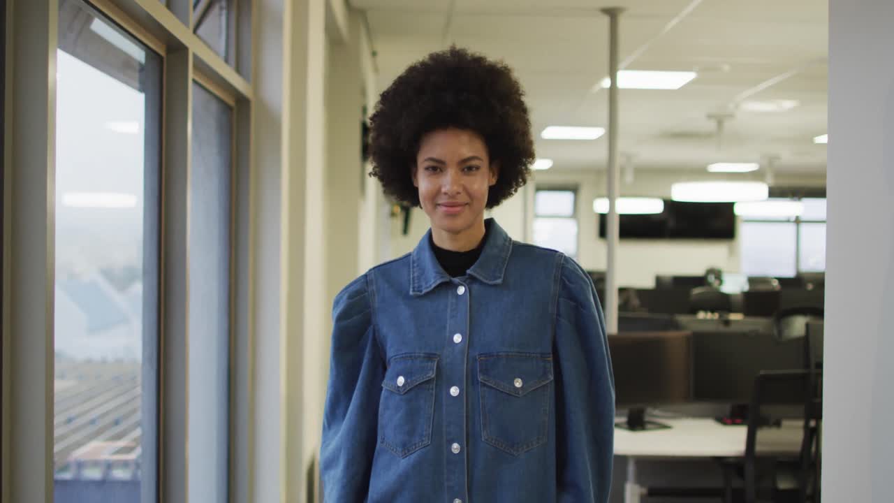 retrato de mulher de negócios criativa afro-americana olhando para a câmera e sorrindo