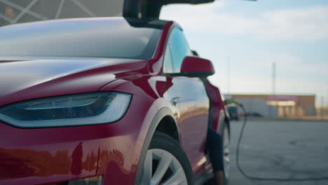 el tesla model x rojo está cargando.