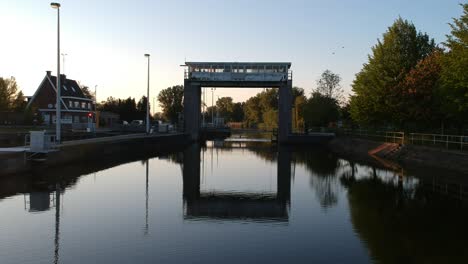 Reflejo-De-La-Esclusa-De-Agua-En-El-Agua-Del-Río-Constante-En-Vista-De-Drones-De-ángulo-Bajo