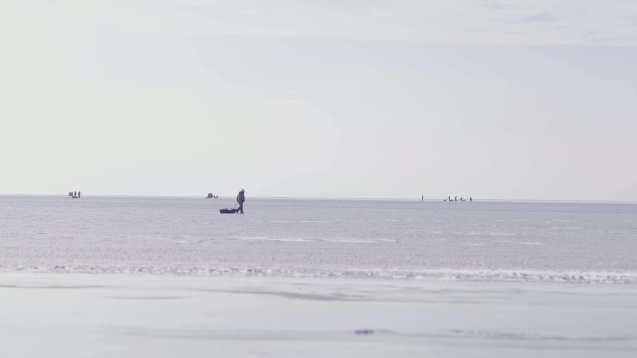 얼어붙은 호수에서 깨어난 어부들, 얼음 썰매 당기기, 얼음 낚시, 겨울의 추운 야외, 캐나다의 넓은 풍경