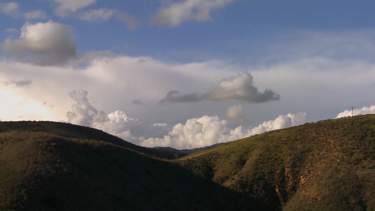 캘리포니아 중앙 해안을 따라 산 뒤에 화려한 구름