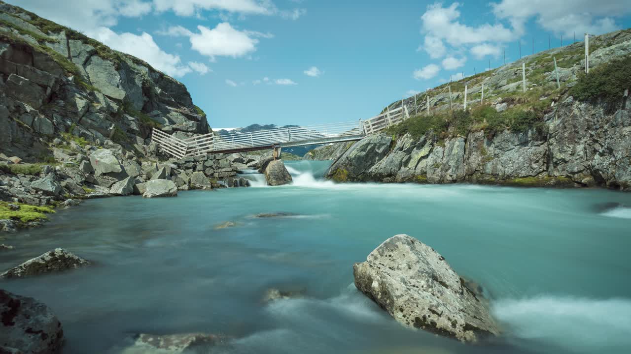 빠르게 흐르는 산 강의 긴 노출 시간 경과