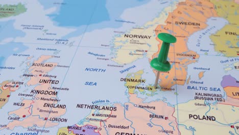 Dinamarca---Concepto-De-Viaje-Con-Chincheta-Verde-En-El-Mapa-Mundial.-El-Punto-De-Ubicación-En-El-Mapa-Apunta-A-Copenhague,-La-Capital-De-Dinamarca.