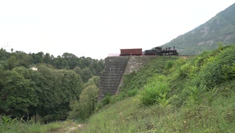 Zug-In-Bosnien-Und-Herzegowina.-Bosnische-Eisenbahnwaggons-Auf-Einem-Hügel.-Stockvideos