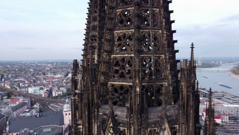 Nahaufnahme-Der-Umlaufbahn-Auf-Den-Majestätischen-Türmen-Des-Kölner-Doms-In-Köln,-Deutschland