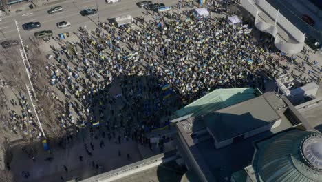 comunidad ucraniana y simpatizantes en la manifestación contra la invasión rusa celebrada frente a la galería de arte de vancouver en canadá