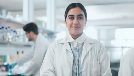 ciencia, brazos cruzados y cara con mujer