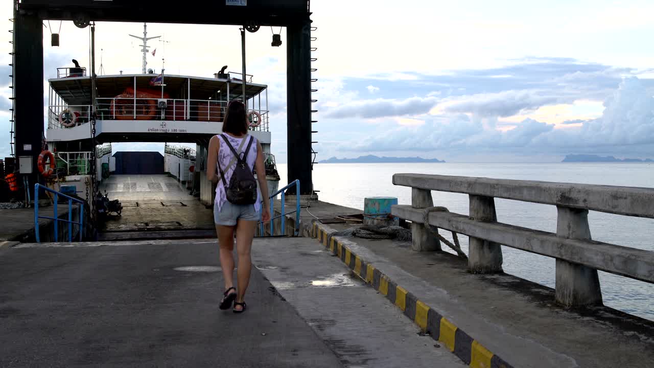 un hombre y una mujer van en vapor
