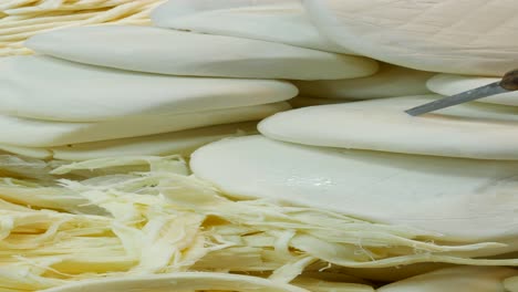queso blanco apilado en el mercado