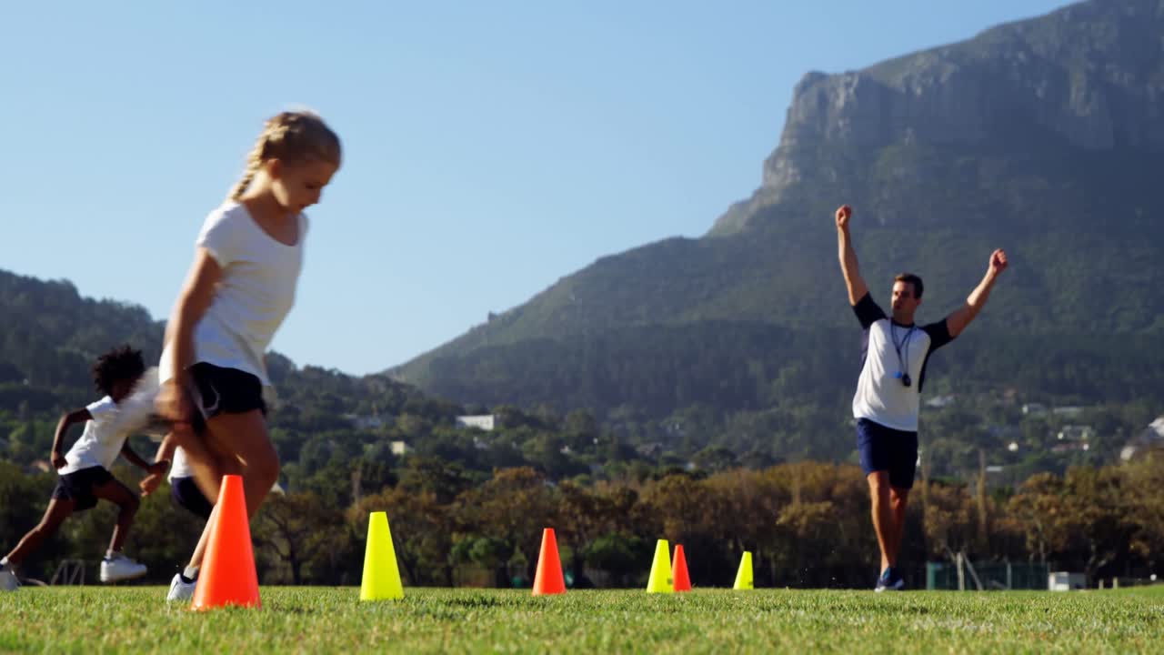 niños corriendo en el parque durante la carrera