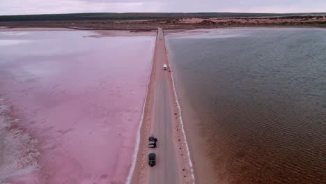 una autocaravana conduciendo en la carretera de point sinclair en el lago macdonnell en el sur de australia