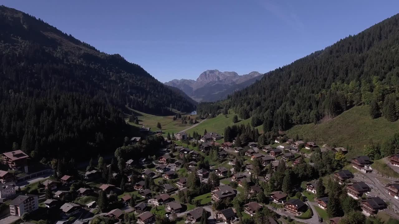 paisaje aéreo vuelo sobre el pueblo, morgins, suiza