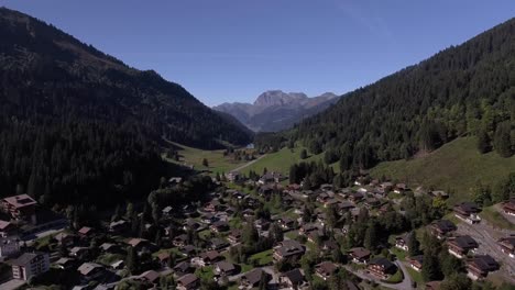 Luftlandschaftsflug-über-Das-Dorf,-Morgins,-Schweiz