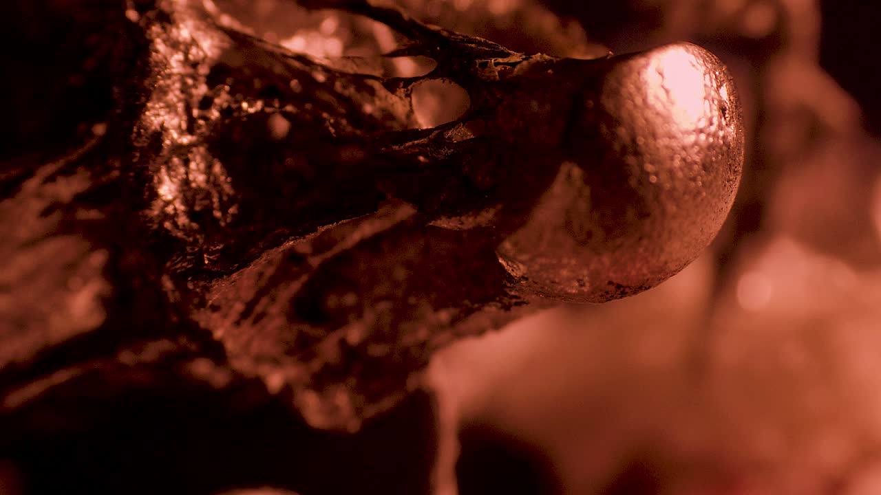 빨간색으로 녹는 납 방울의 클로즈업