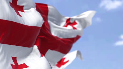 detalle de la bandera nacional de georgia ondeando en el viento en un día despejado