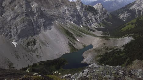 lago de montaña revelado detrás de rock tilt rockies kananaskis alberta canadá