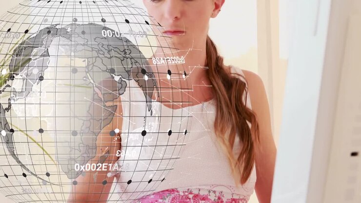 Mujer usando la computadora en el escritorio, una llamada entrante provoca que coja el teléfono, con una superposición de globo a la izquierda mostrando tecnología.