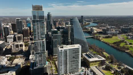 toma aérea del centro de austin, tx con el río colorado en el marco