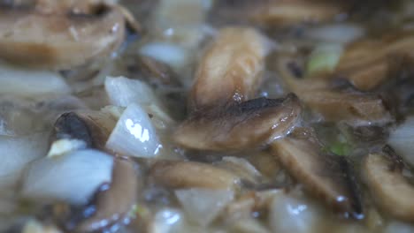 cocinar setas y cebollas en una sartén