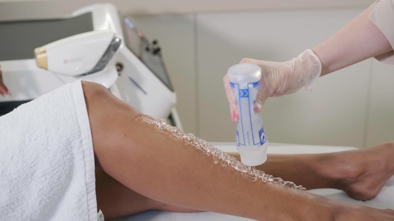 depilación con láser y cosmetología en salones de belleza. procedimiento de depilación. depilación láser, cosmetología, spa y concepto de eliminación de vellosidad. mujer hermosa obteniendo depilación en las piernas