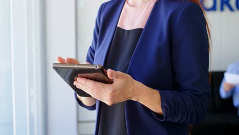 mujer de negocios usando tableta digital en la oficina 4k