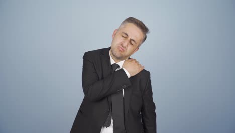 los hombros del hombre de negocios duelen.