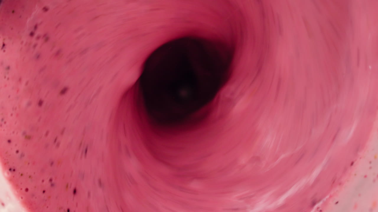 Frullato rosa vivace che vortica in un frullatore