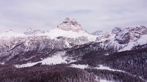 Winterwunderland-Drei-Gipfel-Dolomiten-Aus-Der-Ferne
