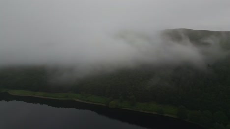 180-Der-Ladybower-Reservoir-Bridge-Am-Nebligen-Morgen-Mit-Bewölktem-Himmel