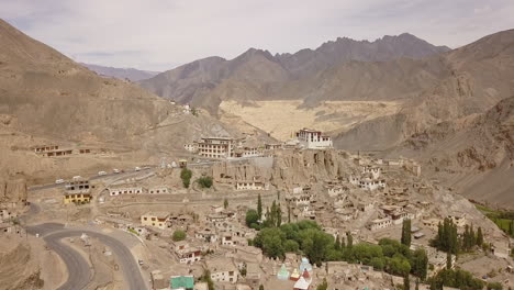 paisaje de moonland y el monasterio lamayuru durante el día en leh, ladakh, india