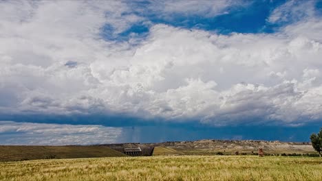 Una-Tormenta-De-Verano-Pasa-Sobre-Pikes-Peak-Con-La-Presa-Del-Lago-Pueblo-En-Primer-Plano