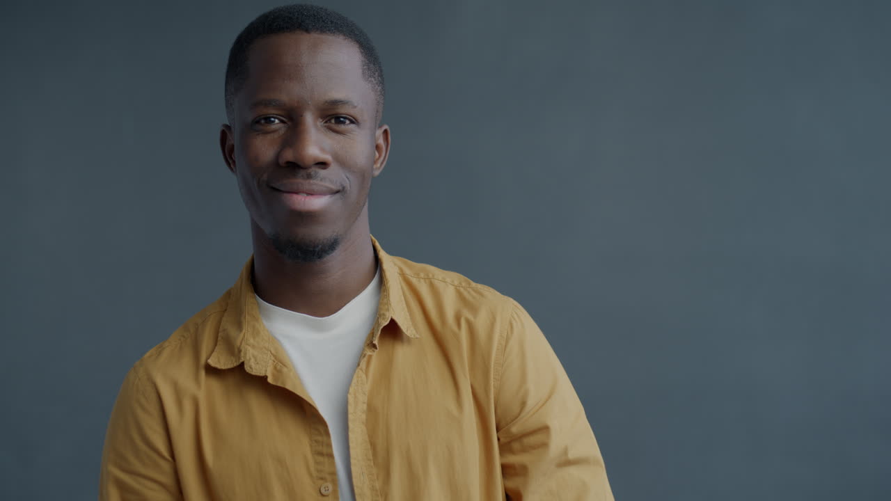 hombre haciendo forma de corazón con las manos