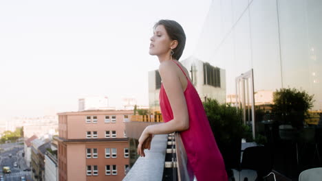 Vista-Lateral-De-Una-Mujer-Elegante-Con-Vestido-Rojo