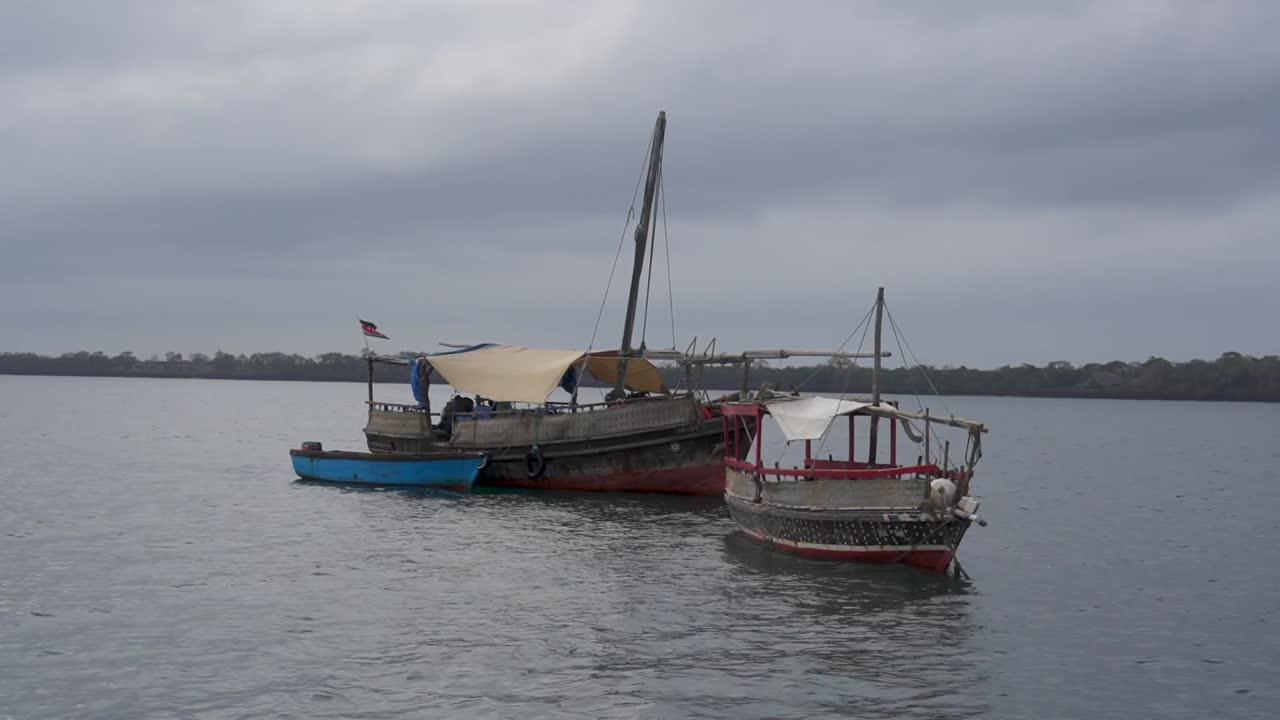 dos dhow anclados frente a la costa de kenia