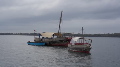 Zwei-Dhau-Boote-Ankerten-Vor-Der-Küste-Kenias