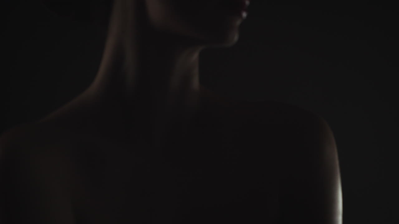 Una mujer con pintalabios rojo