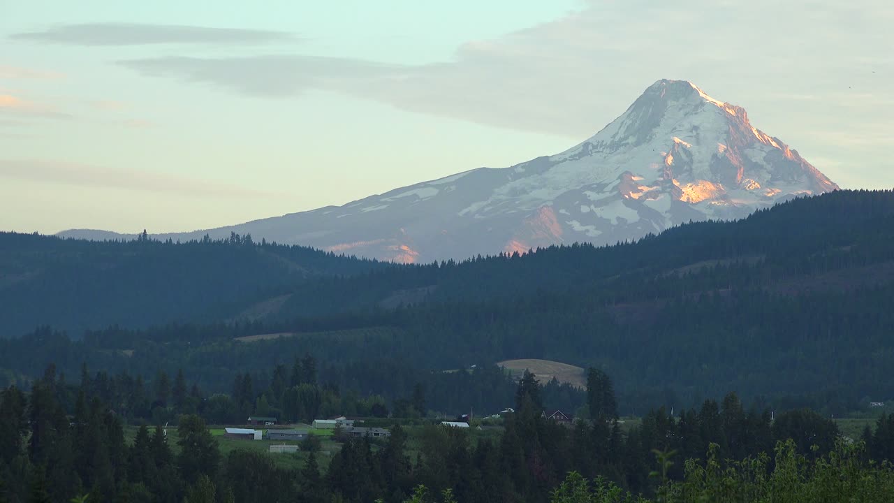 luz del atardecer en mt hood cerca del río hood oregon con granjas y campos en primer plano 1