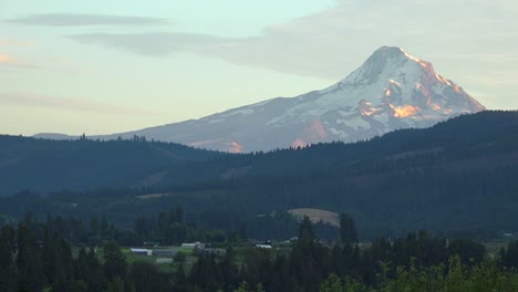 La-Luz-Del-Atardecer-En-El-Monte-Hood,-Cerca-Del-Río-Hood,-Oregon,-Con-Granjas-Y-Campos-En-Primer-Plano-1