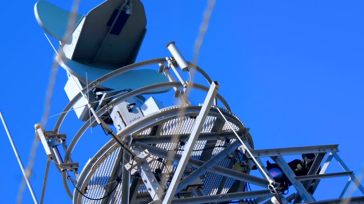 метеорологический радар с большим белым шаром на вершине горы