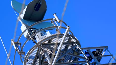 un radar meteorológico con una gran esfera blanca en la cima de una montaña