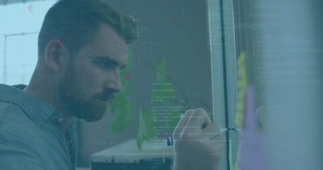 Sviluppatore software che scrive codice su una parete di vetro in un ufficio moderno