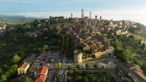 Vista-Panorámica-Aérea-Sobre-San-Gimignano-Durante-La-Mañana-Nublada-En-Siena,-Toscana,-Centro-norte-De-Italia