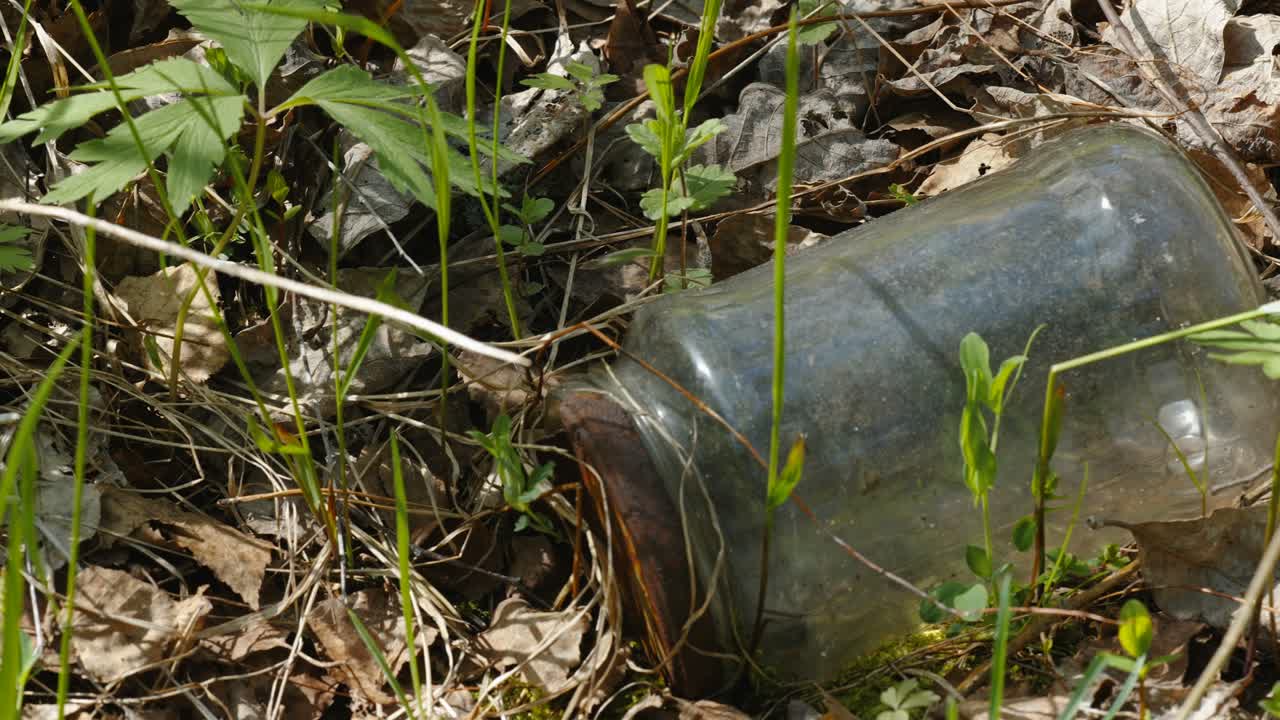 el recipiente de vidrio que está oxidado y viejo en estonia