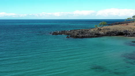 Imágenes-De-Drones-De-Una-Costa-Rocosa-En-La-Gran-Isla-De-Hawaii