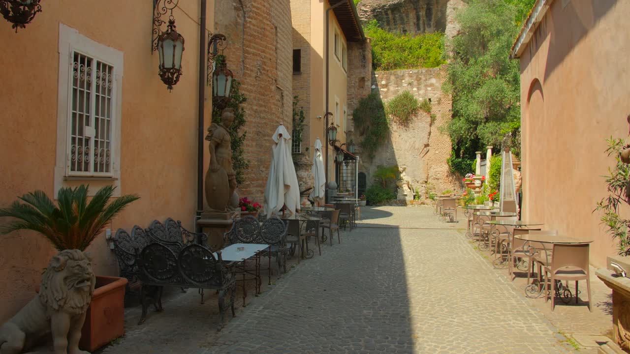 Vista esterna del museo della cucina accanto al Circo Roma con sedie e tavoli a bordo strada a Roma, Italia.