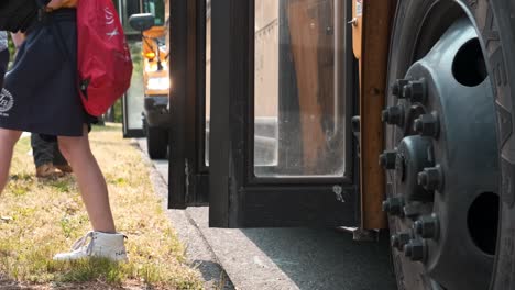 4k de niños saliendo de un autobús escolar amarillo