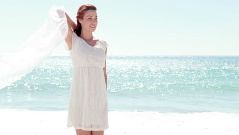 Frau-Im-Weißen-Kleid-Am-Strand