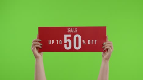 Verkauf-Bis-Zu-50-Prozent-Rabatt-Auf-Werbebeschriftung-Auf-Papier-In-Frauenhänden-Auf-Chroma-Key