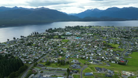 te anau stad aan de oever van het meer